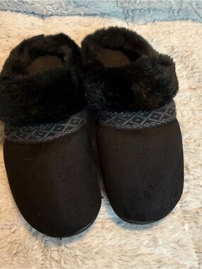 isotoner Slippers Black with Fur
